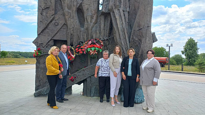 Адвокаты Минской городской коллегии почтили память жертв войны в Тростенецком мемориальном комплексе
