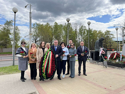 Адвокаты Минской областной коллегии возложили цветы к Мемориалу «Память»