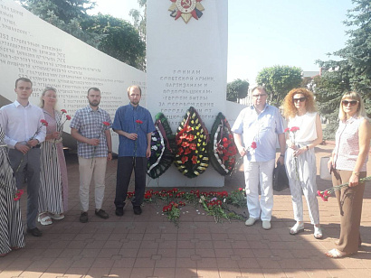 Цветы к памятнику воинов-освободителей возложили адвокаты в Орше
